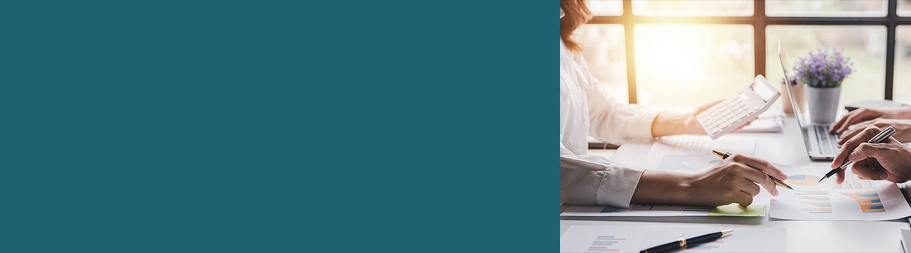 Kollegen berechnen gemeinsam den Customer Lifetime Value ihrer Kundschaft.