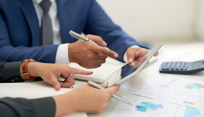 Ein Geschäftsmann und eine Geschäftsfrau besprechen Customer Lifetime Value.