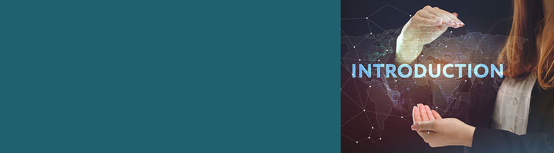 Die Einleitung Fragebogen als Key-Faktor: eine Frau hält eine imaginäre Weltkugel in der Hand, über der 