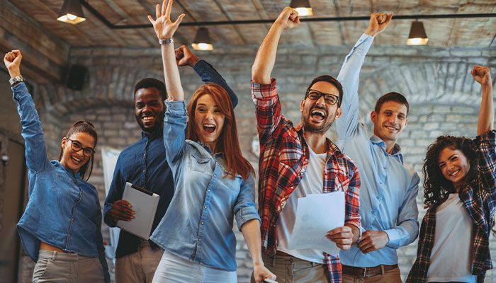 Eine erfolgreiche Employee Experience hat viele Vorteile für Mitarbeitende. Motivierte Mitarbeiter jubeln und freuen sich.