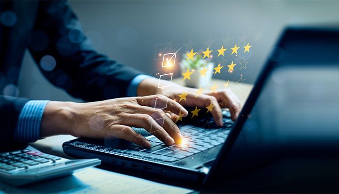 Mitarbeitende werden zur Messung der Employee Experience befragt.