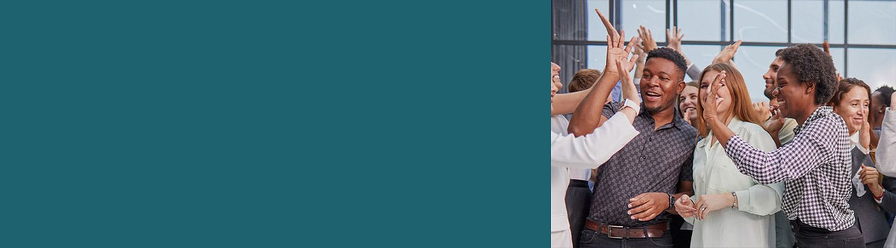 Gelebte erfolgreiche Employee Experience: Mitarbeitende feiern und jubeln zusammen.