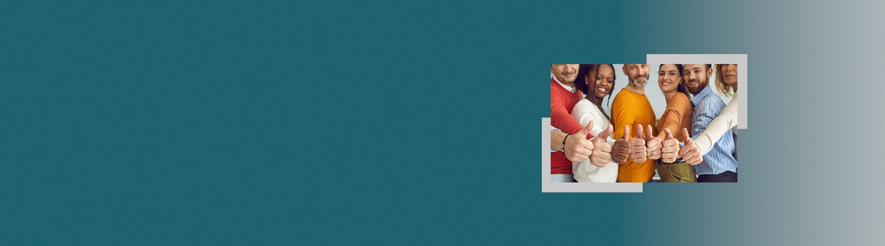 Sechs Personen heben den Daumen nach oben in die Kamera als Zeichen für ein gutes Employer Branding in diesem Unternehmen.