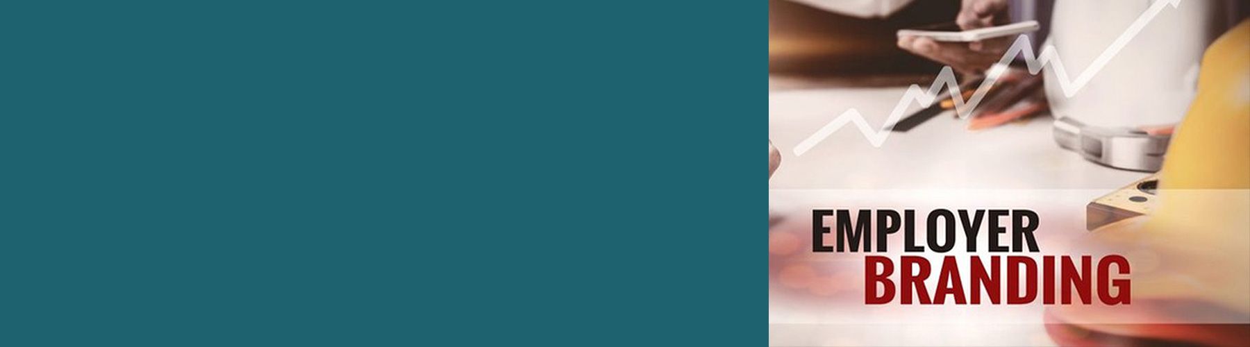 Employer Branding ist auf einen Banner geschrieben. Im Hintergrund ist ein Schreibtisch.