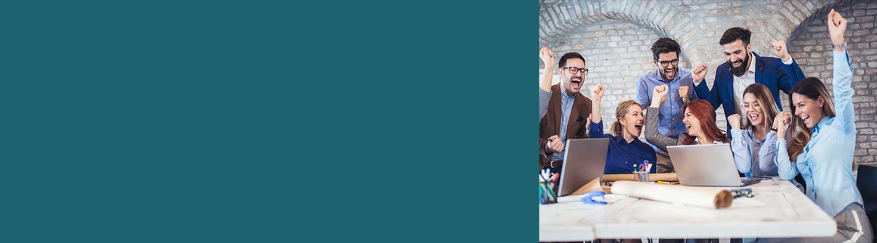 Eine Gruppe freut sich im Büro über die Employer Value Proposition.