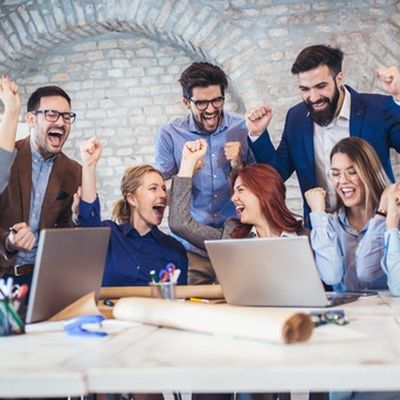 Eine Gruppe freut sich im Büro über die Employer Value Proposition.