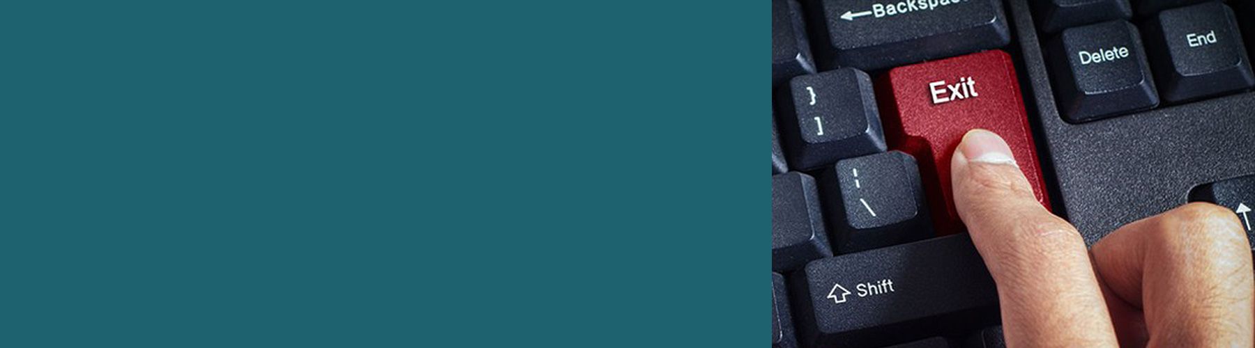 Eine Person drückt bei einer Exit Befragung auf die Enter-Taste.