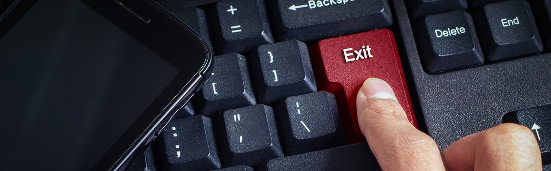 Eine Person drückt bei einer Exit Befragung auf die Enter-Taste.
