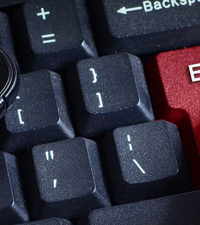 Eine Person drückt bei einer Exit Befragung auf die Enter-Taste.