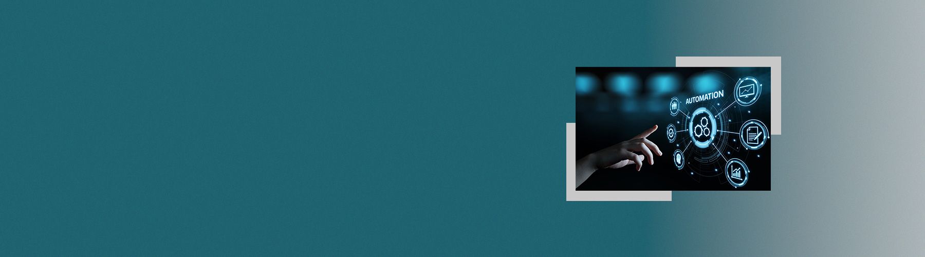 Eine Hand klickt auf einem virtuellen Button auf dem Feedbackautomatisierung steht.