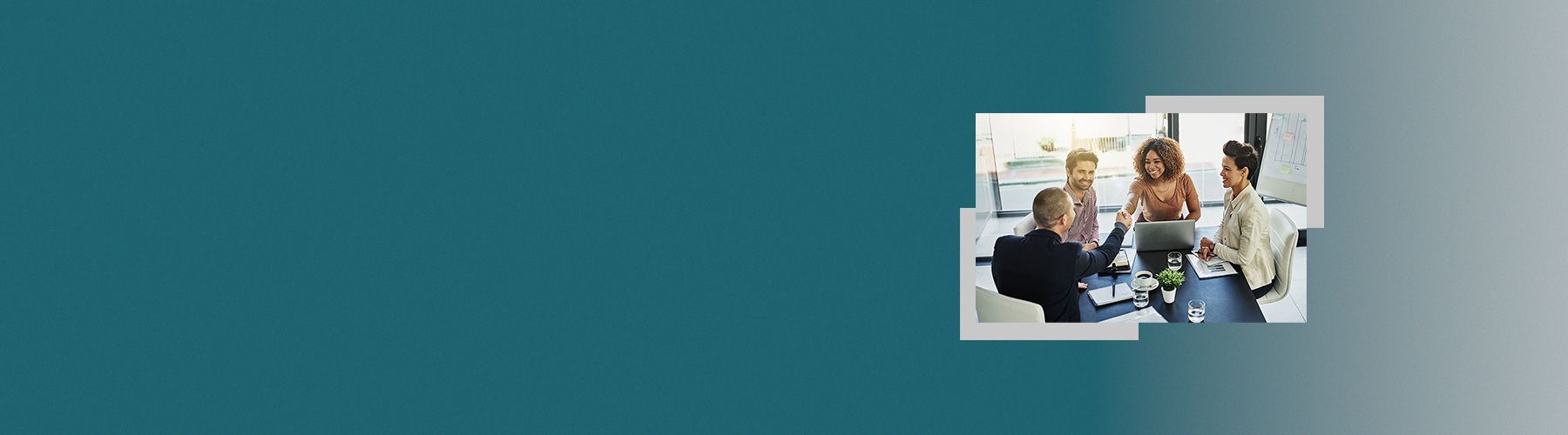 Vier Menschen sitzen an einem Tisch und zwei geben sich dabei die Hand, weil sie vereinbart haben eine Feedbackautomatisierung Ihres Führungskräftefeedbacks durchzuführen.