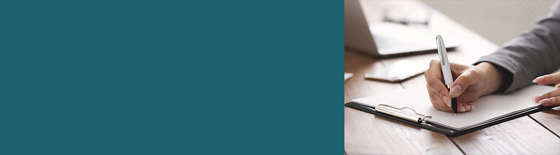 Eine Frau füllt einen Fragebogen aus.