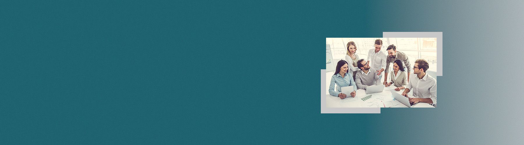 Ein Team bespricht am Schreibtisch die Fragebogenentwicklung.