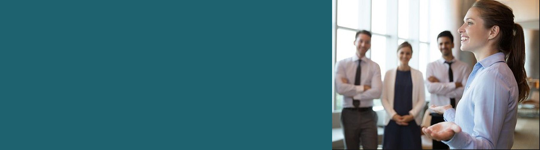 Eine junge Frau gibt ihren Kollegen und Kolleginnen ein Training zum Thema Führungskompetenz.