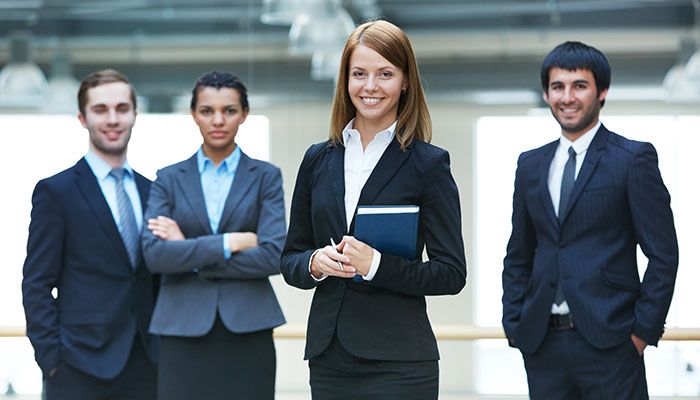 Eine Gruppe von vier Personen zeigt Führungskompetenz.