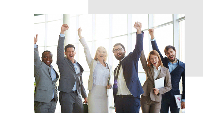 Nach einer Führungskräftebefragung jubeln die Teilnehmer.