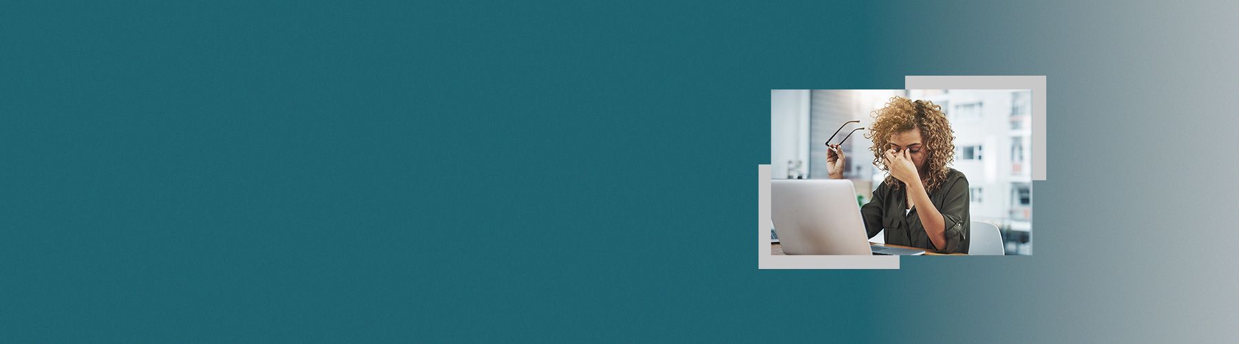 Eine Frau hat Kopfschmerzen und hält sich den Kopf. Ihr Arbeitgeber sollte eine Gefährdungsbeurteilung durchführen.