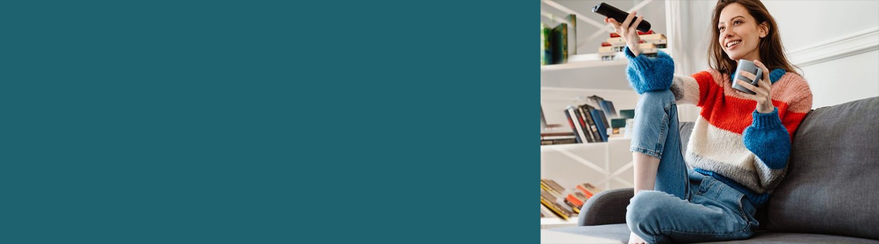 Junge Frau nimmt auf dem Sofa an einer HbbTV-Befragung teil.