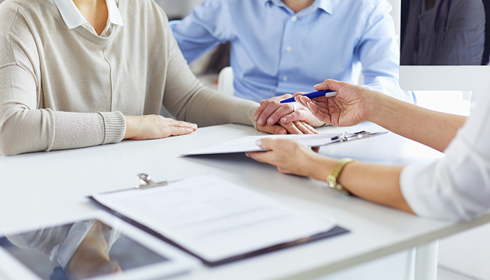 Eine Hybride Befragung umfasst unter anderem eine schriftliche Befragung der Umfrageteilnehmer.