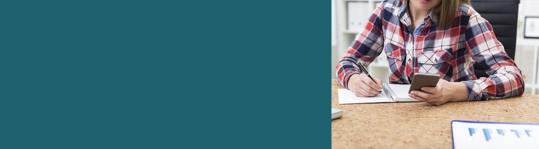 Eine Frau sitzt am Tisch und führt eine Hybride Befragung durch.