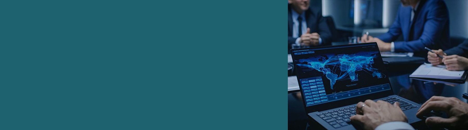 Eine Person wertet eine internationale Mitarbeiterbefragung am Computer aus.