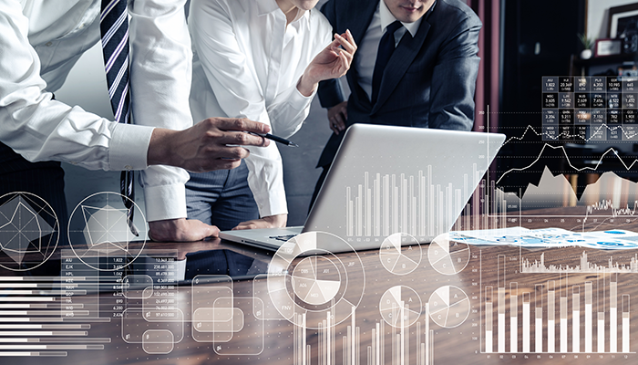 Das Team wertet die Ergebnisse einer Korrelationsanalyse aus.