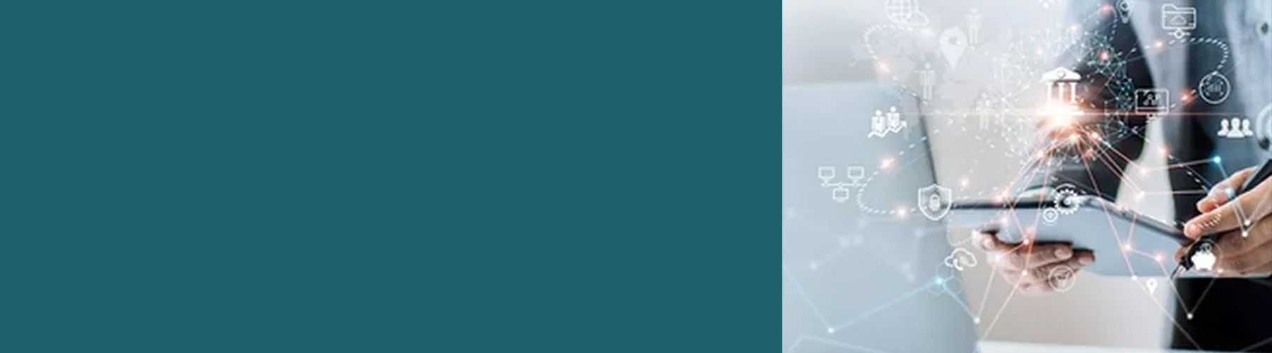 Eine Person steht mit einem Tablet vor dem Laptop und unternimmt eine Korrelationsanalyse.