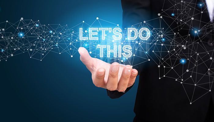 Kundenanalyse als Erfolgsgarantie: Ein Mann hält seine Hand offen und es schwebt eine Textwolke