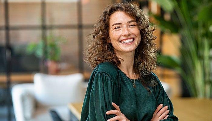 Kundenanalyse für zurfriedene Kunden. Eine Frau lächelt glücklich in die Kamera.