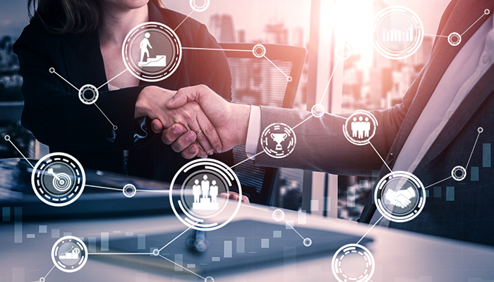 Eine Frau und ein Mann schütteln sich im Büro die Hand und sind umgeben von verschiedenen Icons, die die verschiedenen Aspekte der Kundenbindung verbinden.