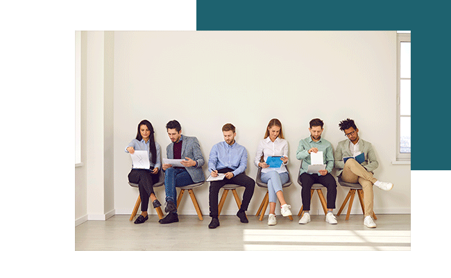 Sechs Menschen sitzen auf einem Stuhl und füllen eine Kundenbefragung aus.