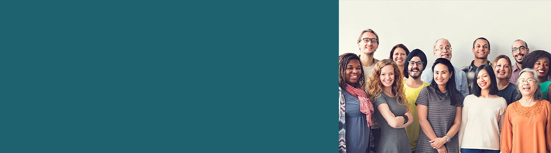 Ein Kundenpanel ist eine Gruppe realer Kunden. Eine Gruppe von Kunden steht zusammen und lächelt in die Kamera.