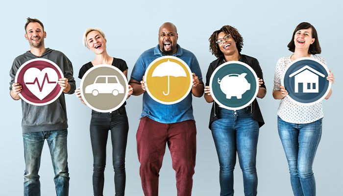 Kundenpanel sind ein regelmäßiges Investment. Eine Gruppe von Kunden hält unterschiedliche Symbole in den Händen.