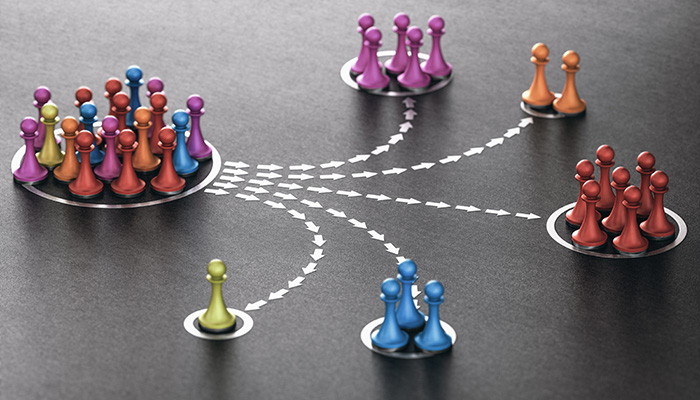 Figuren werden nach Farbe sortiert und gruppiert: Symbol für mehrdimensionale Kundensegmentierung.