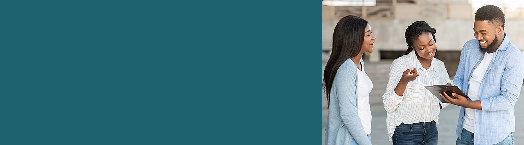 Ein Mann führt mithilfe der Likert-Skala eine Umfrage mit zwei Frauen durch und alle Beteiligten lächeln.