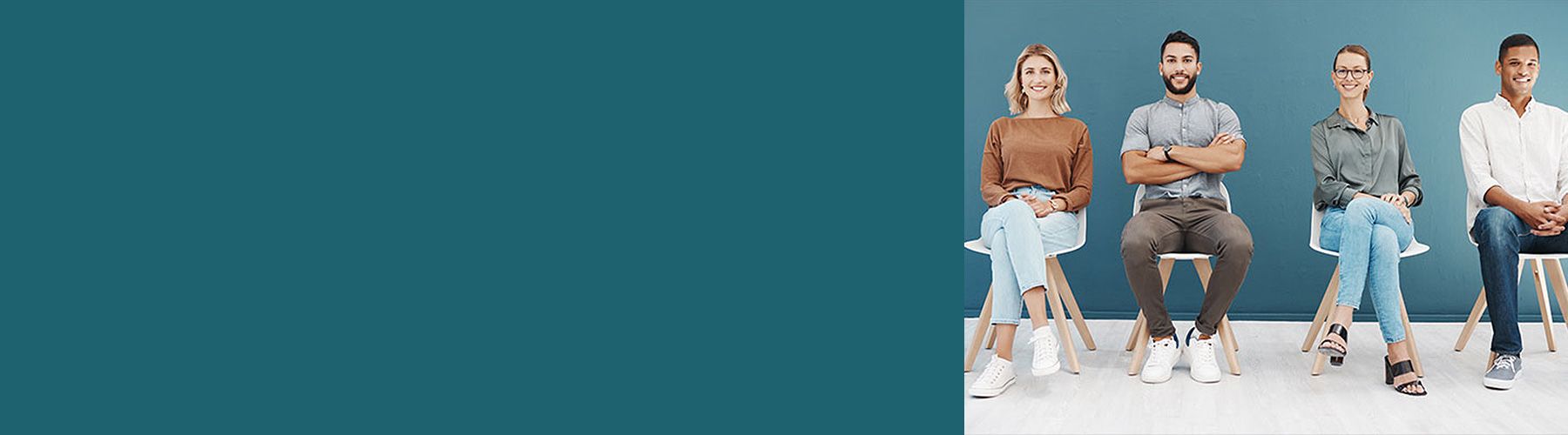 Mitarbeitende warten auf die Durchführung der Mitarbeiterbefragung und sitzen auf Stühlen.