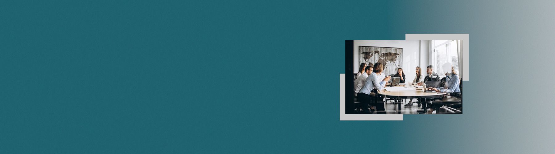 Eine Gruppe an Mitarbeiter sitzt zusammen und füllt eine Mitarbeiterbefragung aus.