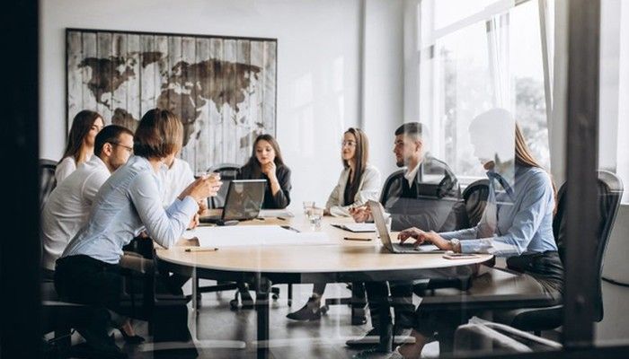 Die Ergebnisse einer Mitarbeiterbefragung werden in einer Team-Besprechung erläutert und diskutiert.
