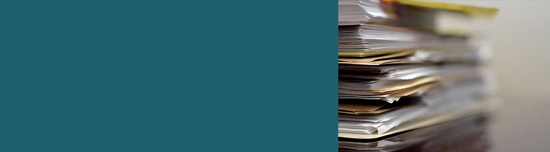 Ein Aktenstapel aus einer Mitarbeiterbefragung öffentlicher Dienst.