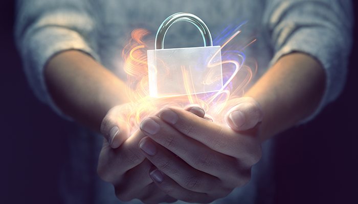 Eine Person hält ihre Hände zu einer Schale geformt vor sich. Über den Händen schwebt ein Schloss, welches die Bedeutung von Datenschutz bei einer Mitarbeiterbefragung öffentlicher Dienst.