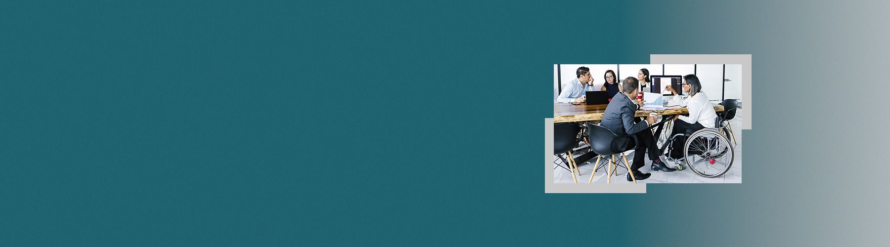 Eine Gruppe an Mitarbeitenden sitzen zusammen und konzeptionieren eine Mitarbeiterbefragung für Behörden.