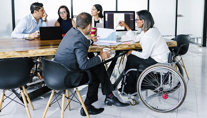 Eine Gruppe an Mitarbeitenden sitzen zusammen und konzeptionieren eine Mitarbeiterbefragung für Behörden.