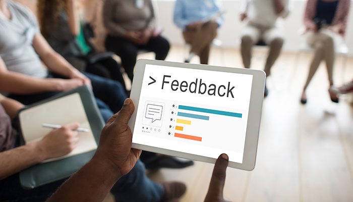 Durch Online-Befragungen und Feedbackrunden wird Mitarbeiterbindung gefördert.