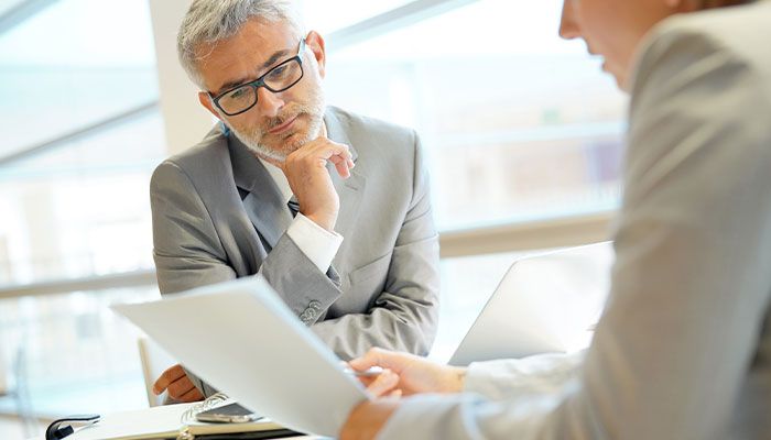 In einem Meeting analysieren eine Kollegin und ein Kollege die Mitarbeiterfluktuation im Unternehmen.