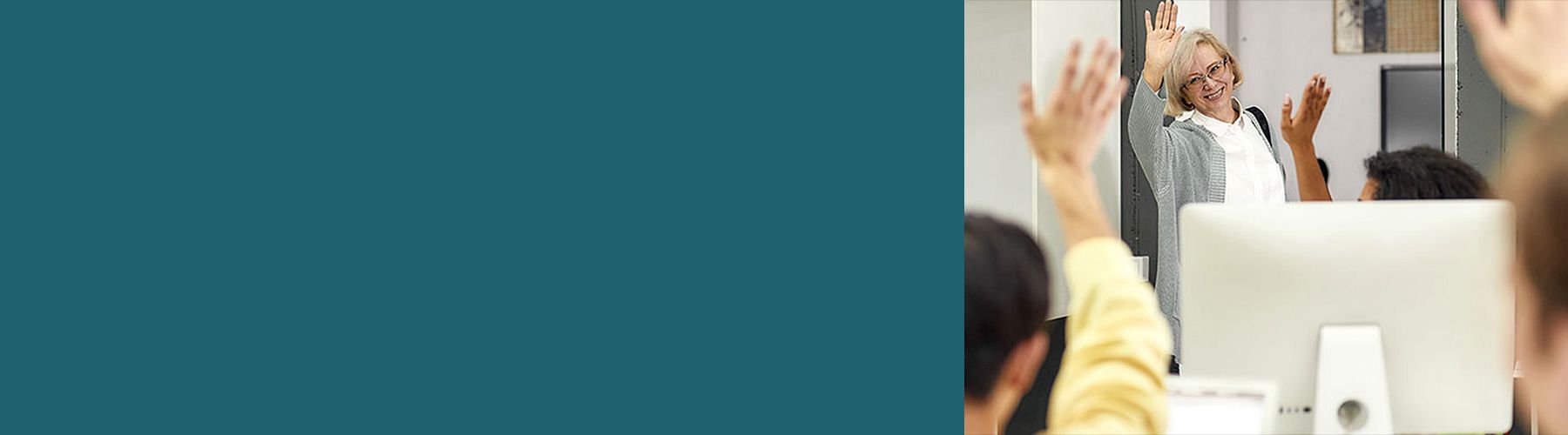 Natürliche Mitarbeiterfluktuation. Eine ältere Frau verlässt ein Unternehmen, um in Rente zu gehen.