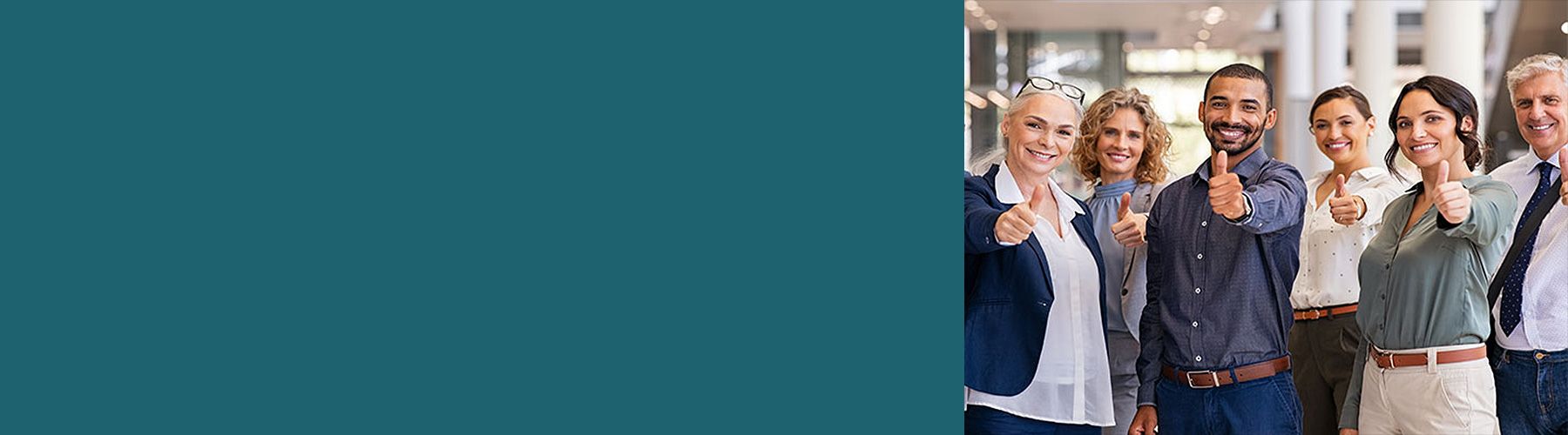 Mitarbeiterzufriedenheit spielt eine entscheidene Rolle für den Unternehmenserfolg. Zufriedene Mitarbeiter heben als Zeichen ihrer Zufriedenheit ihren Daumen hoch.