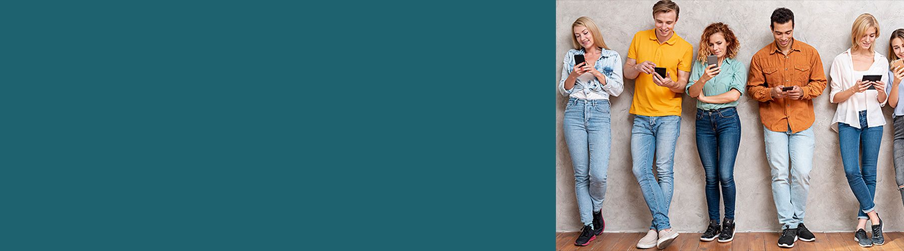 Eine Mobile Befragung wird von einer Gruppe von Menschen am Smartphone oder Tablet ausgefüllt.