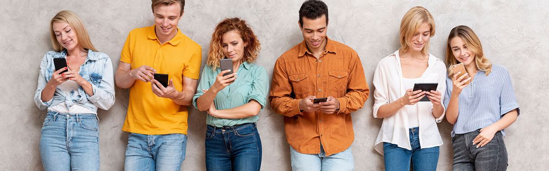 Eine Mobile Befragung wird von einer Gruppe von Menschen am Smartphone oder Tablet ausgefüllt.