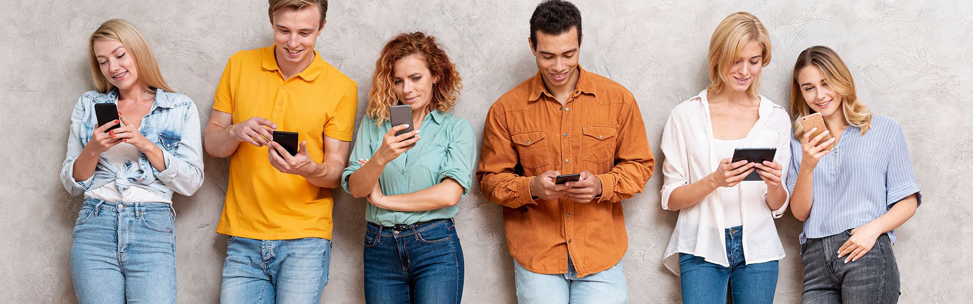 Eine Mobile Befragung wird von einer Gruppe von Menschen am Smartphone oder Tablet ausgefüllt.