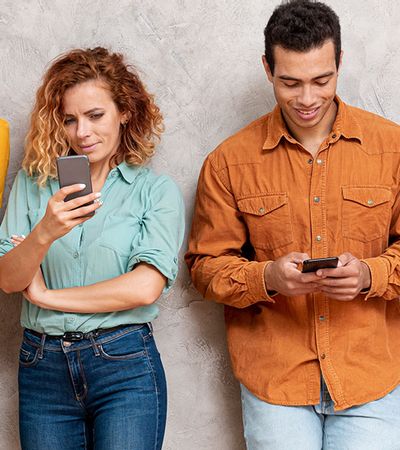 Eine Mobile Befragung wird von einer Gruppe von Menschen am Smartphone oder Tablet ausgefüllt.